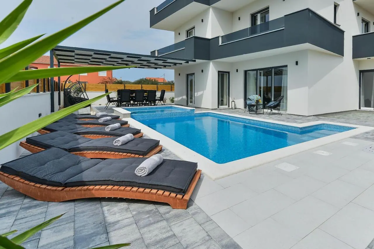 Luxury Villa Jomani With Heated Pool ビビニェ