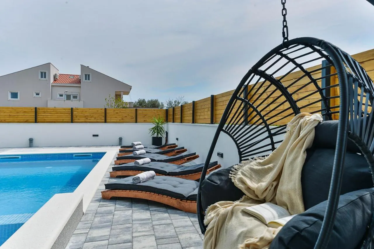 Luxury Villa Jomani With Heated Pool ビビニェ